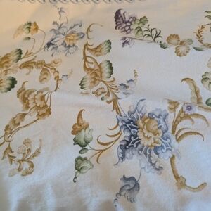 Williams Sonoma Gold and Green Floral Fabric Table Runner With Set Of 4 Napkins